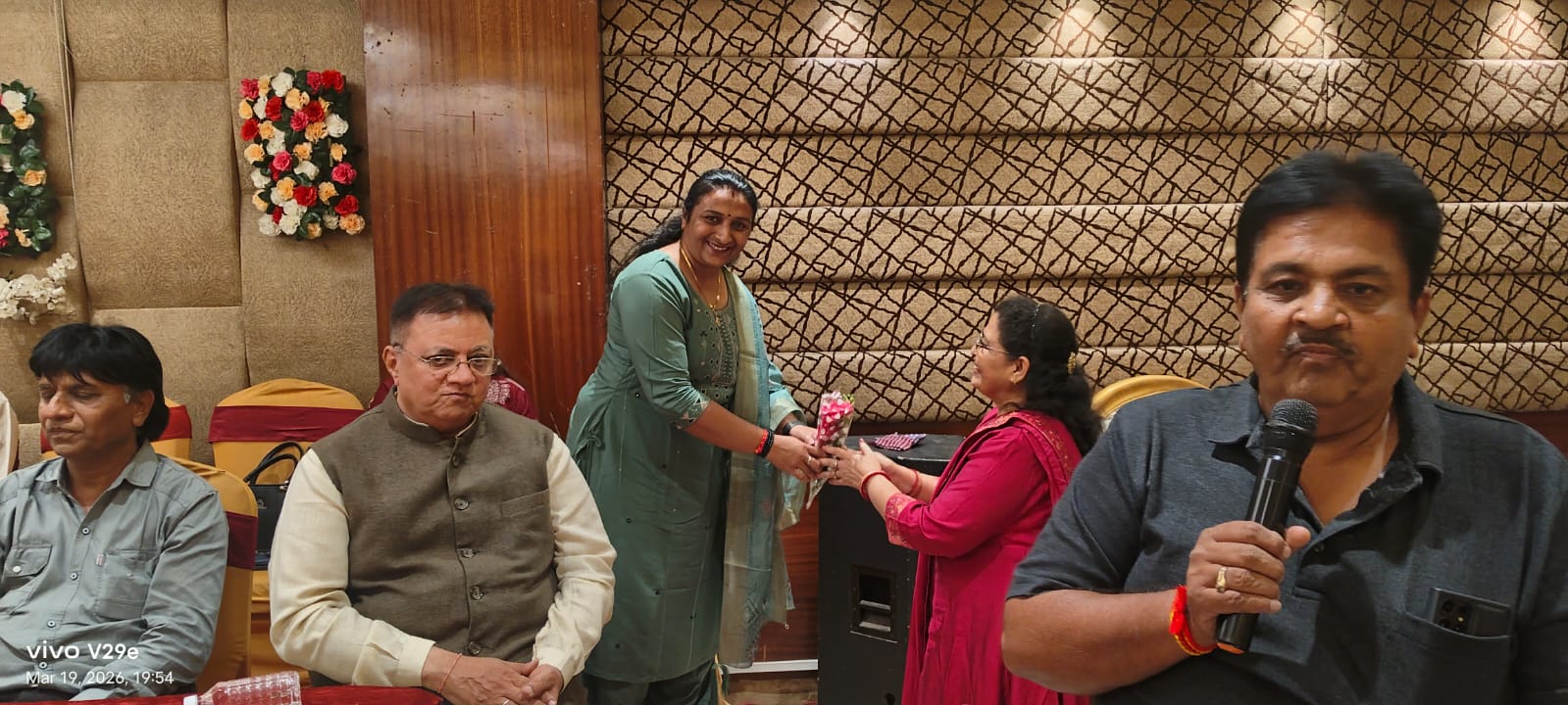 સ્વાગત — હસ્તમેળ